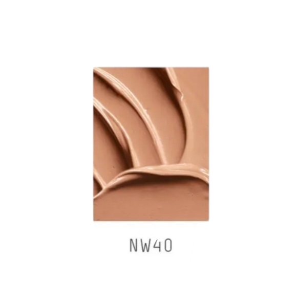 MAC Studio Sculpt Broad Spectrum SPF 15 Foundation NW40 - Picture 4 of 13